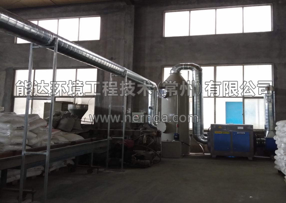 圖為DAXT-3000型廢氣噴淋吸收塔和DAUV-3000型uv光解廢氣催化裝置  現(xiàn)場安裝調試完畢并已投入使用  