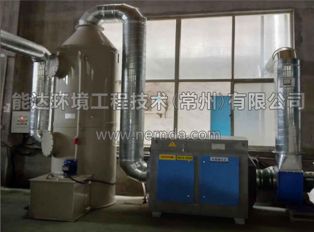 圖為DAXT-3000型廢氣噴淋吸收塔和DAUV-3000型uv光解廢氣催化裝置  現(xiàn)場安裝調試完畢并已投入使用  